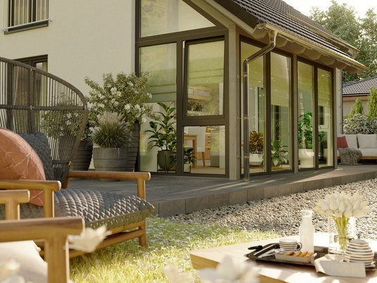 Wintergarten eines Massivhauses mit Glasfront. Inspiration für helle Räume und naturnahes Wohnen.
