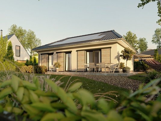 Harmonisch gestalteter Garten mit Terrasse und Rasenfläche an einem Bungalow in Hanglage in Aachen, Düren oder der Eifel