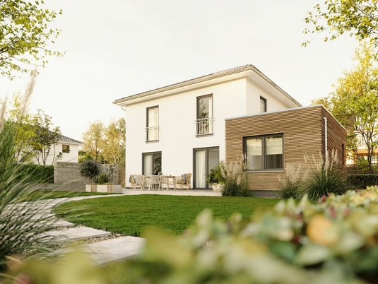 Stilvolles Stadthaus mit Garten in moderner Architektur auf geprüftem Baugrund in der Region Aachen, Symbol für sichere Grundstücksauswahl