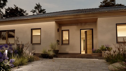 Moderner Bungalow bei Abendlicht symbolisiert Vertrauen, Sicherheit und professionelle Begleitung beim Grundstückskauf in Aachen, Düren und NRW