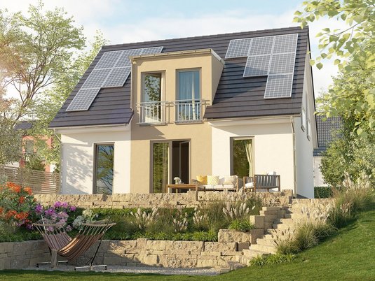 Familienhaus mit Terrasse und Garten auf fachgerecht geprüftem Grundstück, Sinnbild für sicheres Bauen ohne Altlasten in NRW