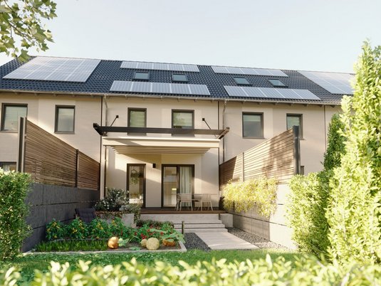 Reihenhaus mit moderner Fassade und Privatgärten Reihenhauszeile mit abgestuften Fassaden und Gartenbereichen als Symbol für Bauformular und Entwässerungskonzept