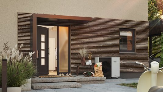 Massivhaus Stadtvilla mit modernem Eingangsbereich Modernes Massivhaus als Stadtvilla mit hellem Putz und klarer Architektur, symbolisch für hochwertige Bauweise und individuelle Planung