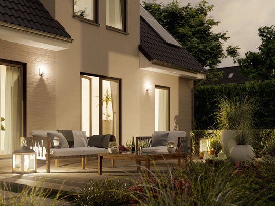 Terrasse eines Einfamilienhauses in Abendstimmung. Inspiration für Wohnen mit Licht und Atmosphäre.