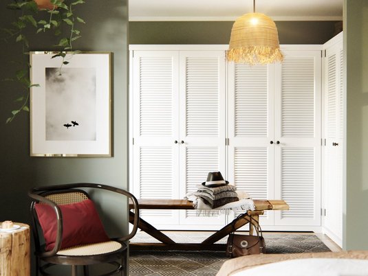 Helles Schlafzimmer im Haus Flair 152 mit stilvoller Einrichtung und Fensterfront, Beispiel für Ruhe und Geborgenheit im eigenen Heim