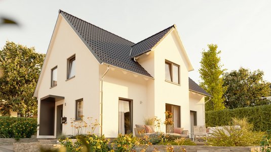 Lichthaus 152 mit großer Fensterfront und Gartenblick Lichthaus 152 mit moderner Architektur, großen Fensterflächen und Gartenansicht als Symbol für energieeffizientes Bauen mit moderner Technik