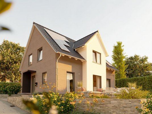 Energieeffizientes Massivhaus mit großen Fenstern und Garten auf geprüftem Grundstück in Düren, Beispiel für schadstofffreies Bauen