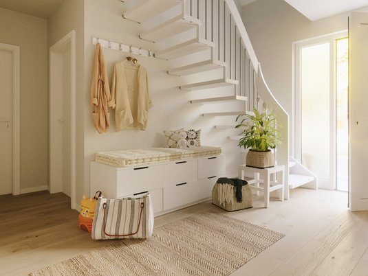 Heller Eingangsbereich mit Treppe und freundlicher Atmosphäre vermittelt Sicherheit und Wohnkomfort beim Hausbau in NRW