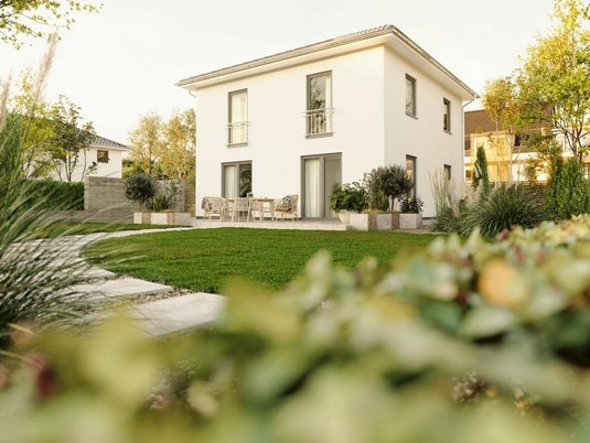 Stilvoll gestaltete Außenanlage mit Terrassen und Pflanzen an einem Stadthaus in Hanglage in Aachen, Düren oder der Eifel