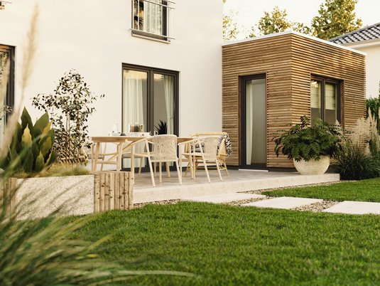 Flair 124 Kubus mit Holzoptik im Garten Energieeffiziente Stadtvilla Flair 124 mit Holz-Elementen und moderner Architektur