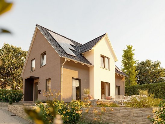 Energieeffizientes Massivhaus mit großen Fenstern und Garten auf geprüftem Grundstück in Düren, Beispiel für schadstofffreies Bauen