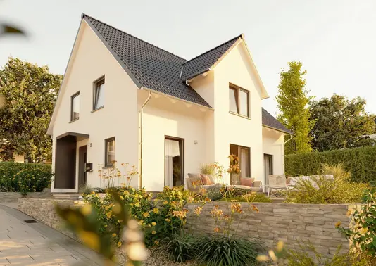 Modernes Hanghaus mit Aussicht und durchdachter Planung in Aachen, Düren oder der Eifel Modern geplantes Einfamilienhaus in Hanglage mit großer Fensterfront und harmonischer Gartenanbindung in Aachen, Düren oder der Eifel