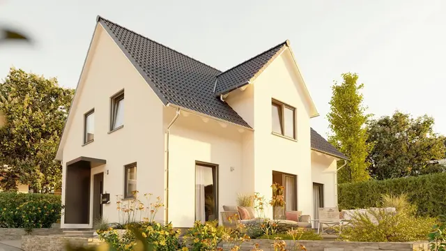 Lichthaus 152 mit großer Fensterfront und Gartenblick Lichthaus 152 mit moderner Architektur, großen Fensterflächen und Gartenansicht als Symbol für energieeffizientes Bauen mit moderner Technik