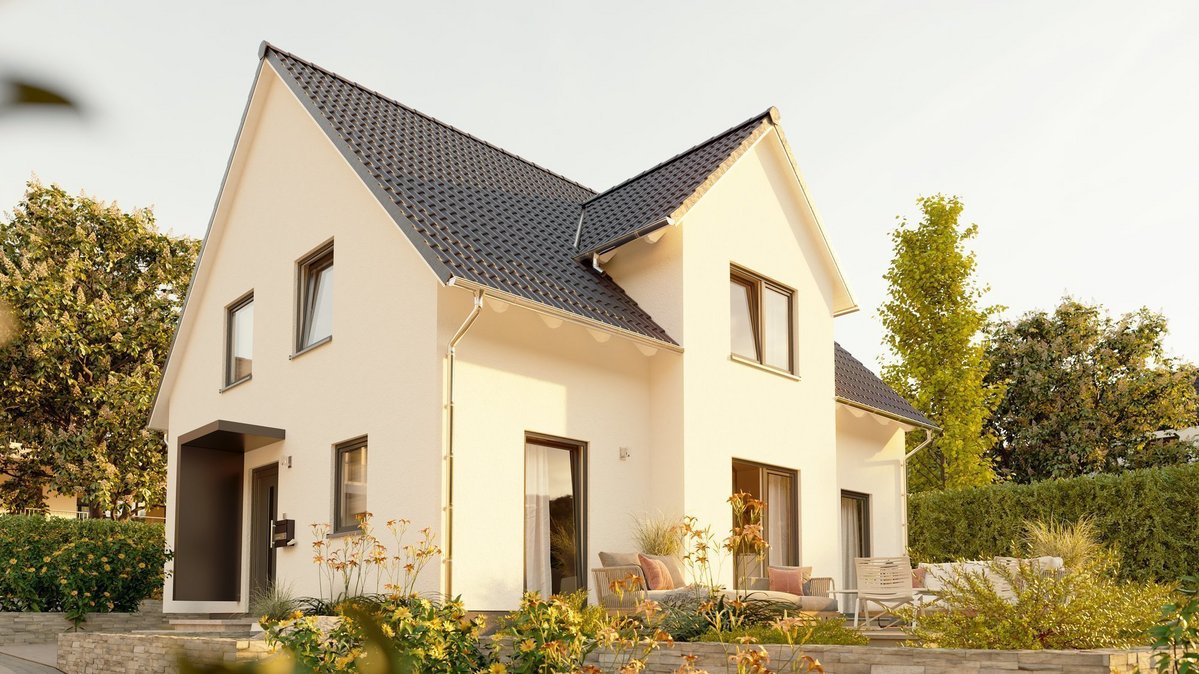 Lichthaus 152 mit moderner Architektur, großen Fensterflächen und Gartenansicht als Symbol für energieeffizientes Bauen mit moderner Technik