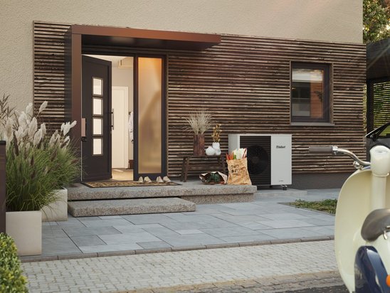 Energieeffizientes Stadthaus Flair 152 RE mit moderner Wärmepumpe am Eingang