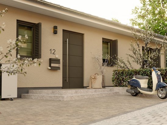 Massiv gebauter Bungalow 131 mit Walmdach, gepflegtem Vorgarten und barrierefreier Architektur für komfortables Wohnen auf einer Ebene.