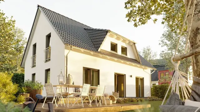 Modernes Einfamilienhaus für sicheren Hausbau und fundierte Baugrundprüfung Modernes Einfamilienhaus mit großzügigem Garten als Symbol für sicheren Hausbau auf geprüftem Baugrund in Aachen und Düren