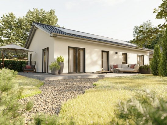 Bungalow 100 mit Terrasse und Gartenansicht. Massivhaus für komfortables Wohnen auf einer Ebene.
