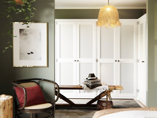 Helles Schlafzimmer im Haus Flair 152 mit stilvoller Einrichtung und Fensterfront, Beispiel für Ruhe und Geborgenheit im eigenen Heim