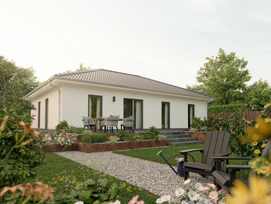Bungalow 110 mit offener Terrasse und gepflegtem Garten, Symbol für exakte Planung und hochwertigen Hausbau