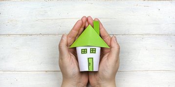 energie-sparen-haus-hausbau-geld-foerderung-25 Papierhaus in Händen