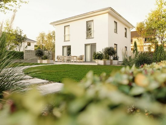 Stilvoll gestaltete Außenanlage mit Terrassen und Pflanzen an einem Stadthaus in Hanglage in Aachen, Düren oder der Eifel