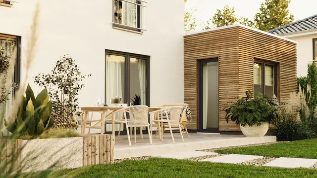 Stadthaus Flair 124 mit Terrasse und optionalem Kubus Ansicht des Stadthauses Flair 124 vom Garten auf die Terrasse mit optionalem Kubus - modernes Massivhaus im Hausbau-Ablauf gezeigt.