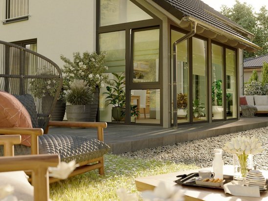 Massiv gebautes Einfamilienhaus Bodensee 129 mit großem Wintergarten und moderner Fassade. Ausdruck für energieeffizientes Wohnen mit Qualität.