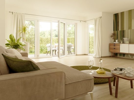 Heller Wohnbereich eines Bungalows mit großen Fenstern und Blick in den Garten, Sinnbild für offene Raumgestaltung und Wohnkomfort